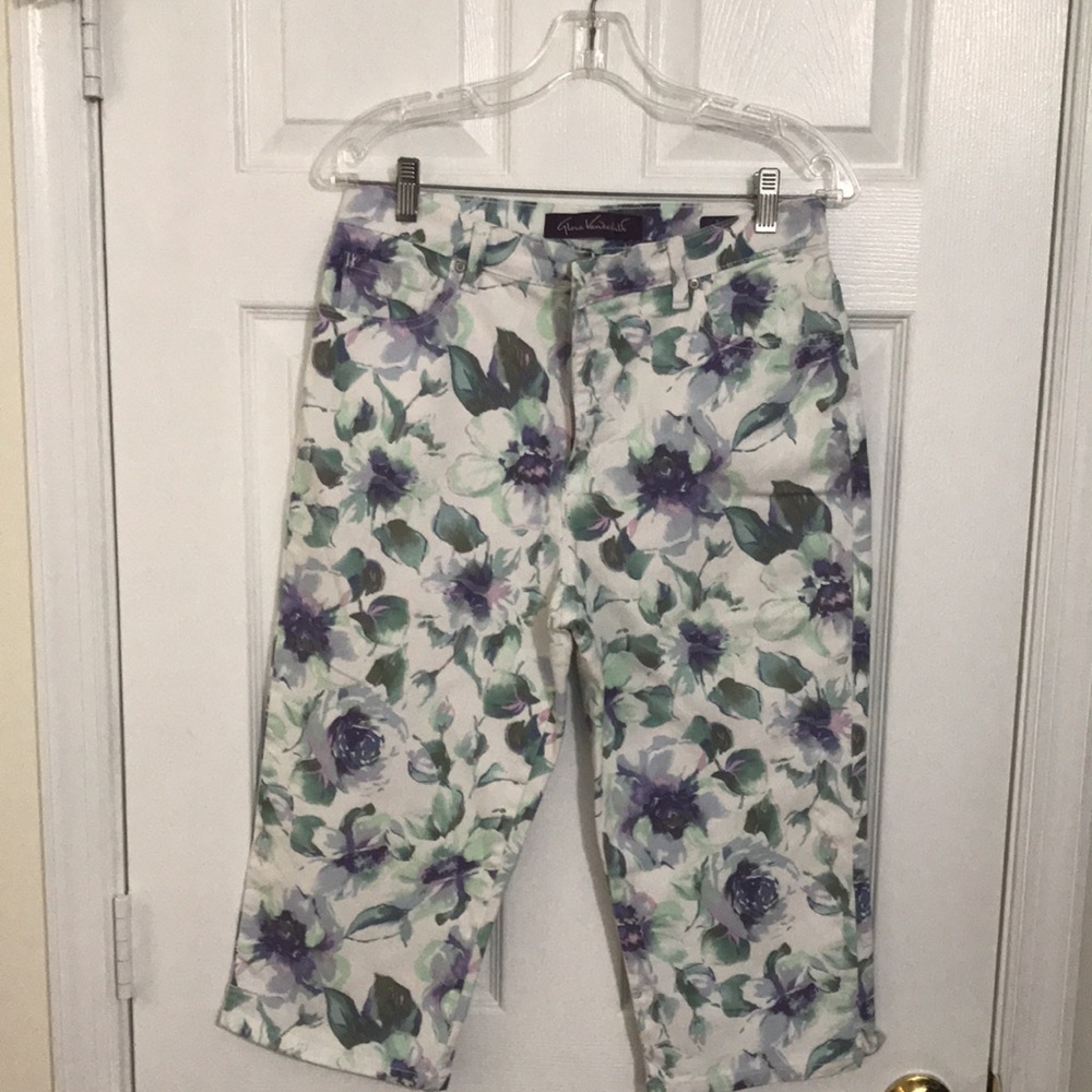 Gloria Vanderbilt floral capri jeans, Size 10